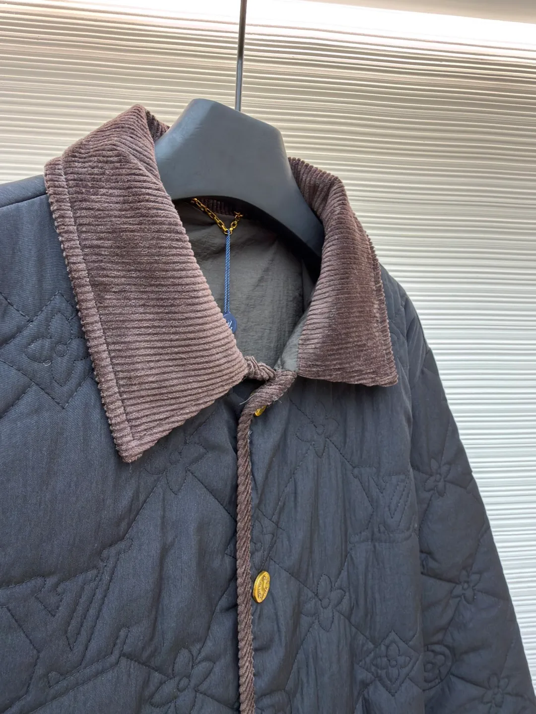 LOUIS VUITTON x Tyler spliced fitted lapel jacket ●Item number: 1681561-B15 ●Material: cotton fabric ●Technology: positioning cutting machine ●Color: black ●Version: fitted version ●Weight: about 545g ●Size: 44-46-48-50 ●Description: The padded cotton jacket uses a lightweight design to control the changing seasons, showing the bright style of the brand's collaboration with Tyler, full-width Monogram Cray graphic quilting adds elegance, while contrasting corduroy collar and trim add a preppy feel. Allover embroidered quilting with corduroy collar and trim, snap closure at front, front pockets with velvet trim and snap buttons, lining, and a great upper! The overall wiring is straight and delicate, the fabric is comfortable and soft, and the color is consistent without color difference. It can be matched with the same style to create a fashionable look and control various occasions. Customized accessories, complete with three standards, same style for men and women!